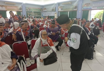 Kakan Kemenag Kampar Fuadi, Sambut Langsung JCH Kampar Kloter 5 di Asrama Haji Batam