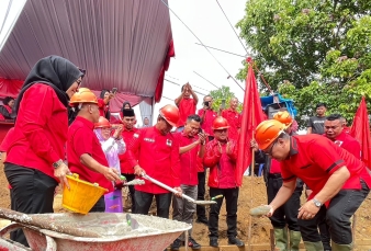 DPC PDI-P Kampar Lakukan Peletakan Batu Pertama Pembangunan Kantor Sekretariat