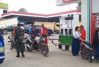 Himbau Utamakan Keselamatan Kerja, Babinsa Komsos dengan Petugas SPBU