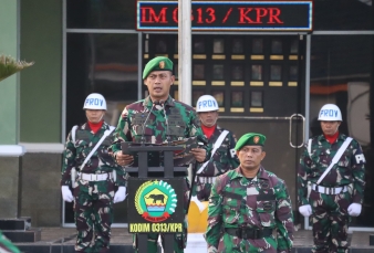 Dandim 0313/KPR Pimpin Upacara Bendera 17-an, Bacakan Amanat Pangdam I/Bukit Barisan  