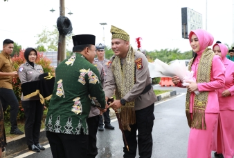 Prosesi Adat Melayu Warnai Serah Terima Jabatan Kapolres Siak Baru