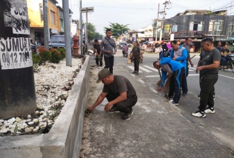 HUT Kabupaten Kampar Ke-75, Anggota Koramil 01/Bkn Ikut Goro Bersihkan Pasar Bangkinang 