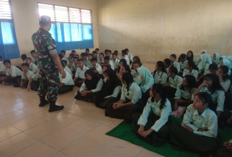 Tanamkan Rasa Cinta Tanah Air, Babinsa 09/Langgam Berikan Materi Wasbang kepada Siswa SMP