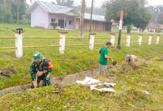 Peduli Lingkungan Babinsa Koramil 01/Bkn Bersama Warga Melaksanakan Gotong- Royong