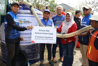 PHR Salurkan Bantuan Air Bersih Bagi Warga Terdampak Banjir Rumbai