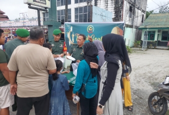 Peduli Sesama di Bulan Ramadhan, Koramil 07/ Kampar Bagi Ratusan Paket Takjil ke Warga