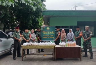 Semarak Ramadhan, Koramil 08/ TDN Gelar Aksi Bagi - Bagi Takjil Gratis  