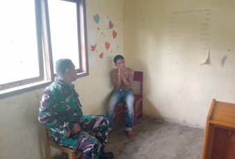 Babinsa Koramil 12/XIII Koto Kampar Bersama Masyarakat Menangkap Pelaku Pengguna Narkoba 