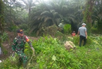 Menjaga Kebersihan Lingkungan, Babinsa Koramil 16/Tapung Bersama Warga Goro Bersihkan Jalan