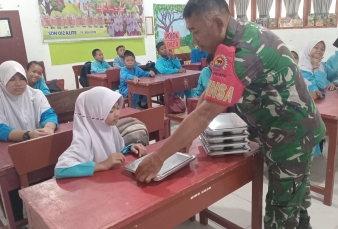 Babinsa 09/ Langgam Dampingi Pelaksanaan Makan Bergizi Gratis Tingkat SD