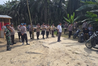Jaga Situasi Wilayah Tetap Kodusif, Babinsa Koramil 16/Tapung Bersama Polisi Pantau Aksi Unjuk Rasa 
