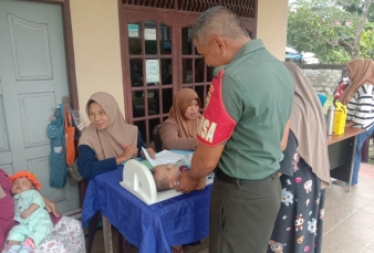 Wujudkan Balita Sehat, Babinsa Dampingi Pelaksanaan Posyandu Di Wilayah Binaan