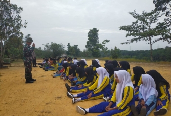 Babinsa Serda Yupriandi Laksanakan Sosialisasi Kedisiplinan dan Pelatihan PBB di MTS Nurul Ikhlas