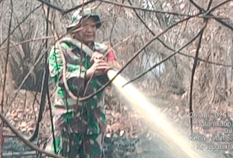 Bersama Manggala Agni, Babinsa Koramil 06 Siak Hulu bLakukan Pendinginan Lahan yang Terbakar