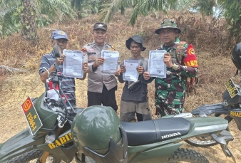 Babinsa Koramil 08/Tdn dan Bhabinkatimas Patroli Bersama Cegah Karhutla Melalui Patroli