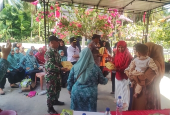 Babinsa di Tambusai Dampingi Posyandu dan Pembagian Hadiah Pada Lomba Balita Sehat