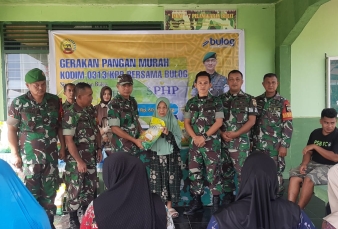 Koramil 12/XIII Koto Kampar Gelar Pasar Murah Beras untuk Masyarakat
