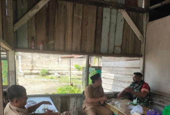 Serda Jefrijal Babinsa Koramil 10 Kunto Darusalam Melaksanakan Komsos 
