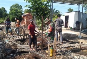 Babinsa Koramil 07/Kampar Serka Jumiono Tunjukkan Kepedulian, Bantu Rehab Rumah Warga