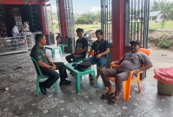 Babinsa Serda Rinaldi Helmi Komsos Bersama Masyarakat