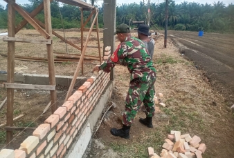 Tingkatkan  Semangat Gotong Royong, Babinsa Koramil 06 Siak Hulu Bantu Bangun Rumah Warga