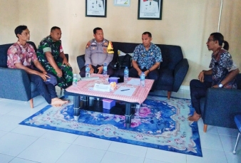 Melaksanakan Komsos, Babinsa Koramil 02 Rambah Kodim 0313/KPR bersama Bhabinkamtibmas Temui Warga