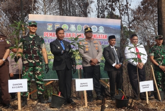 Dandim 0313/Kpr Hadiri Pemasangan Plang Larangan Kegiatan di Lahan Bekas Karhutla