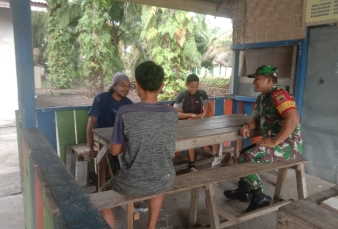 Babinsa Sertu Rinaldi Heldi Komsos Bersama Bersama Masyarakat