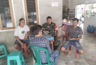 Komsos Babinsa Dengam Warga Ciptakan Keamanan dan Ketertiban