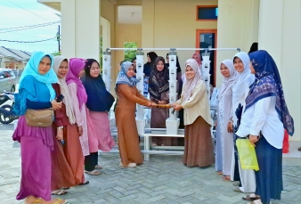 Hidroponik dan Pengolahan Limbah Rumah Tangga Guna Menunjang Green Economy Berbasis E-Commerce