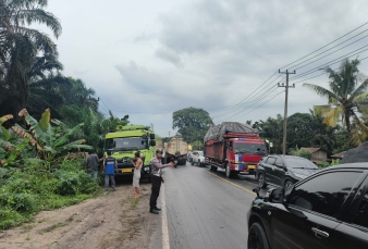 Tim Raicet Satlantas Polres Pelalawan Bergerak Cepat Atasi Kemacetan Akibat Laka Lantas di Jalintim 