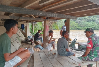 Babinsa Ingatkan Warga Desa Rokan Koto Ruang Agar Tidak Buang Sampah ke Sungai
