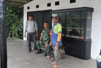 Babinda Sertu Purwanto Lakukan Komsos dengan Masyarakat Kelurahan Batu Bersurat