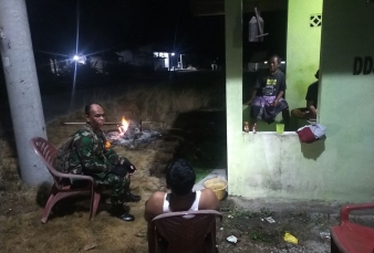 Wujudkan Suasana Kondusif, Babinsa 16/Tapung Laksanakan Patroli Malam Pantau Pos Siskamling 