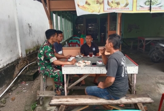 Tingkatkan Kerjasama Yang Baik, Babinsa Komsos Bersama masyarakat di desa pekan tebih