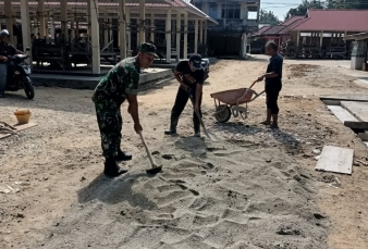 Jaga Kebersihan, Babinsa Koramil 07/Kampar Bersama Masyarakat Lakukan Pembersihan Pasar