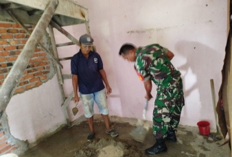 Kemanunggalan TNI dengan Rakyat, Babinsa Koramil 07/ Kampar Kodim 0313/KPR Goro Rehab Rumah Warga