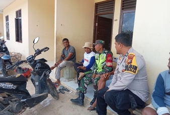 Babinsa Koramil 13/ Rokan IV Koto Melaksanakan Komsos Bersama Warga