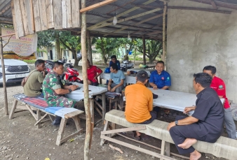 Tingkatkan Keharmonisan, Babinsa Desa Kualu Nenas Laksanakan Komsos dengan Warga Binaanya