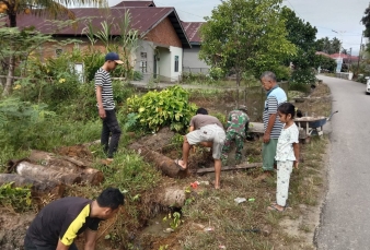 Babinsa Koramil 13/Rokan IV Koto Gotong Royong Bersihkan Parit Bersama Warga