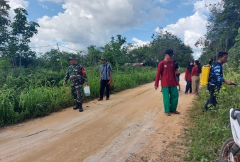 Babinsa Koramil 07/ Kampar Serda Mardani Bersama Warga Goro Bersihkan Rumput Liar dan Sampah