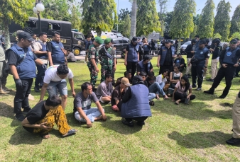 BNNP Riau Bersama Aparat Gabungan Gerebek Kampung Narkoba, 14 Warga Terjaring Razia