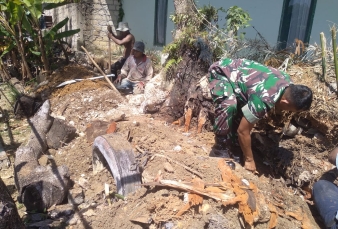 Babinsa Koramil 07/Kampar Tunjukkan Kepedulian, Bantu Rehab Rumah Warga di Desa Sungai Jalau