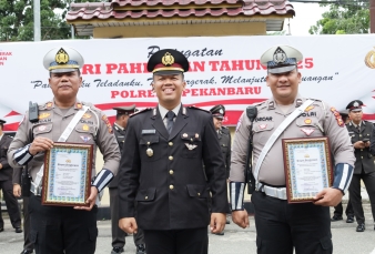 Dua Anggota Satlantas Pekanbaru Dapat Penghargaan atas Aksi Cepat Bantu Warga Sakit