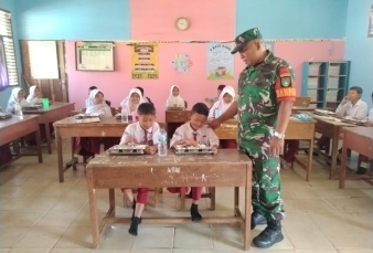 Anggota Koramil 05/KK melaksanakan Monitoring Kegiatan Makan Bergizi Gratis