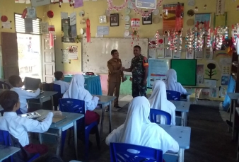 Babinsa Sertu Evi Candra Menyalurkan Makanan Bergizi Gratis di SD Negeri 001 Binamang