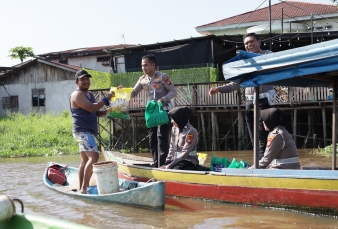 Satlantas Polresta Pekanbaru Salurkan Bansos untuk Nelayan Sungai Siak 