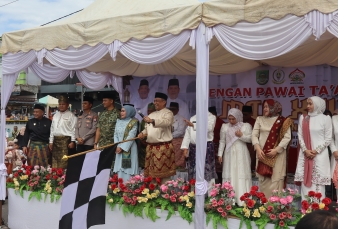 Dandim 0313/Kpr Hadiri Pawai Ta'aruf MTQ XXP Rokan Hulu, Ribuan Peserta Padati Jalanan Rambah