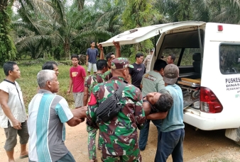 Tindakan Cepat Babinsa Koramil 08/Tdn Evakuasi Korban Tewas Tersengat Listrik di Tandun, Rokan Hulu