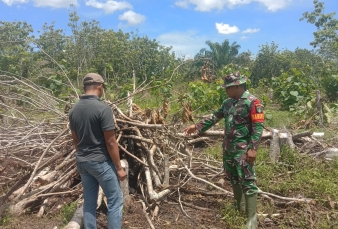 Babinsa Laksanakan Sosialisasi di kebun Masyarakat Cegah karhutla 